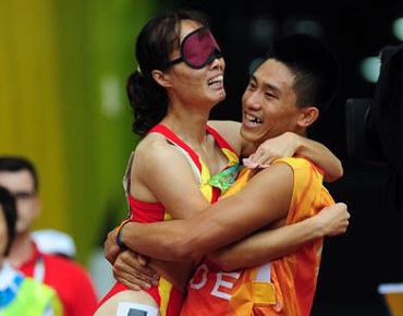 Китайская спортсменка У Чуньмяо стала чемпионкой в беге на 100 м /Т11/