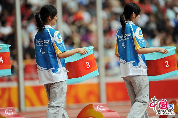 Волонтеры Паралимпийских игр Пекина, одетые в синюю форму