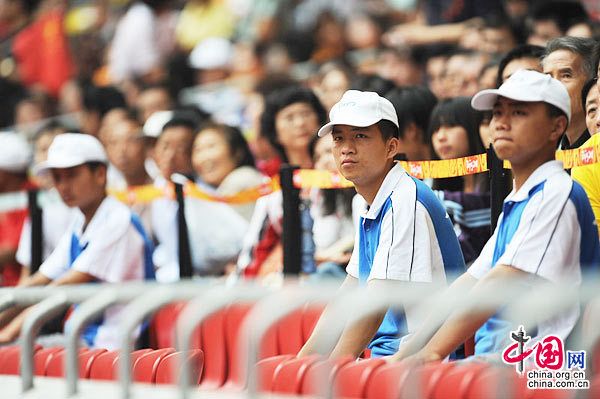 Волонтеры Паралимпийских игр Пекина, одетые в синюю форму