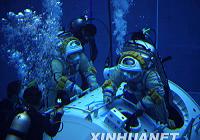 Космонавты 'Шэньчжоу-7' проводят тренировки в бассейне