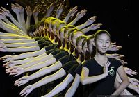 Китайский ансамбль инвалидов репетируют программу «Цяньшоугуаньинь» (Тысячерукая Гуаньинь)