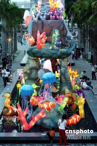 Накануне праздника Середины осени в ОАР Сянган состоялась выставка разноцветных фонарей 