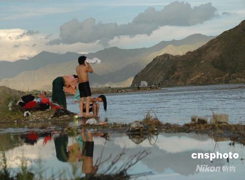 Представители Тибетской национальности Китая отметили ежегодный Праздник купания 