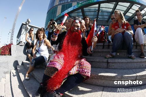 Турист из Таиланда в традиционном наряде появился около главного пресс-центра Паралимпийских игр Пекина 