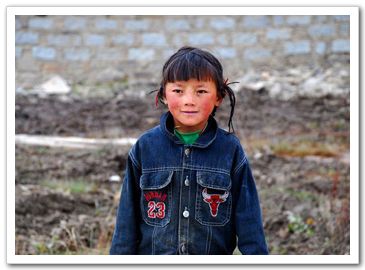 Чистые и наивные лица тибетских детей