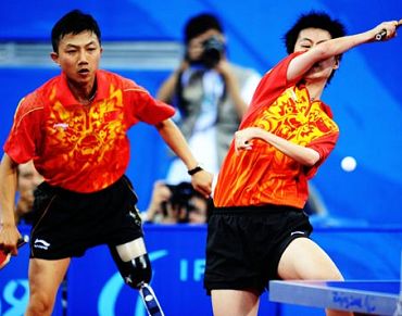 Китайские спортсмены -- паралимпийские чемпионы по настольному теннису в категории M6-8