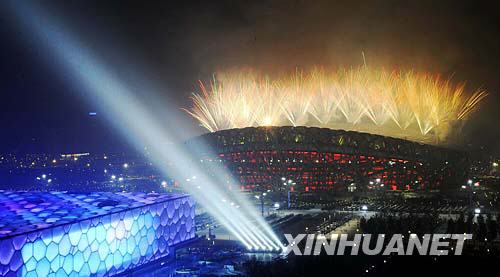Яркие и красивые фейерверки на церемонии закрытия Паралимпиады 2008 