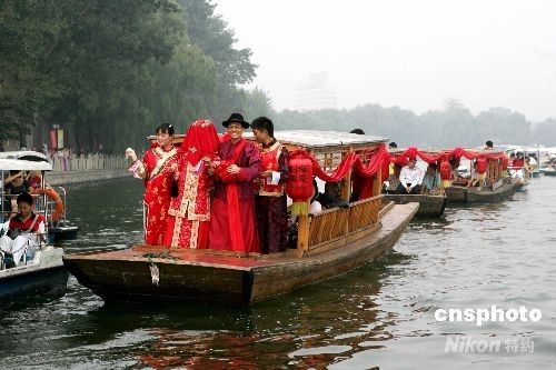 Традиционная китайская свадьба на озере Шичахай в Пекине