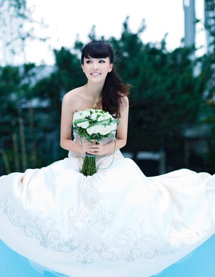 Новая звезда Тан Янь в свадебном платье