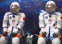 Одетый в скафандр космонавт может свободно двигаться