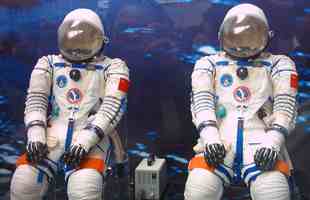 Одетый в скафандр космонавт может свободно двигаться 