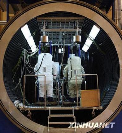 Космонавты проводят тренировки в кабине низкого давления