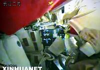 Космонавты корабля «Шэньчжоу-7» примеряют скафандры для выхода в открытый космос