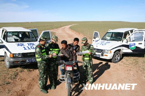 Полицейские обеспечивают безопасность в районе посадки корабля «Шэньчжоу-7»