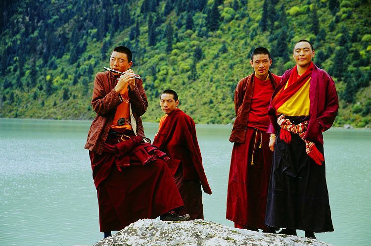 Красивый пейзаж по дороге из провинции Сычуань к Тибету