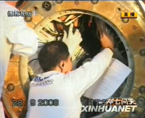 Открыт люк возвращаемого модуля космического корабля 'Шэньчжоу-7'