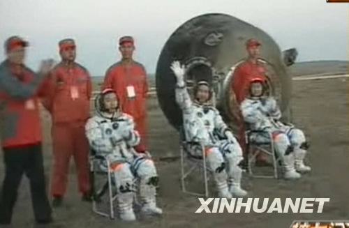 Три китайских космонавта Чжай чжиган, Лю бомин и Цзин хайпэн вышли из спускаемого аппарата космического корабля 'шэньчжоу-7'