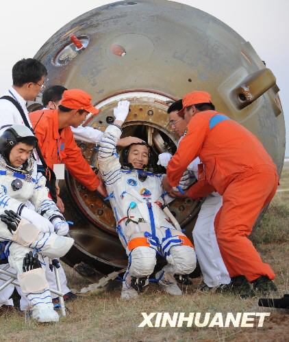 Три китайских космонавта Чжай чжиган, Лю бомин и Цзин хайпэн вышли из спускаемого аппарата космического корабля 'шэньчжоу-7'