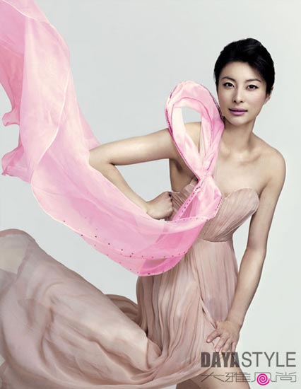 Го Цзинцзин и другие звезды провели мероприятие «Розовая шелковая лента»