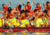 Соревнование на лодках-драконах среди крестьян национальности мяо в Гуанси-Чжуанском автономном районе