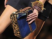 Яркие модели женских сумочек, представленных на Парижской Неделе моды