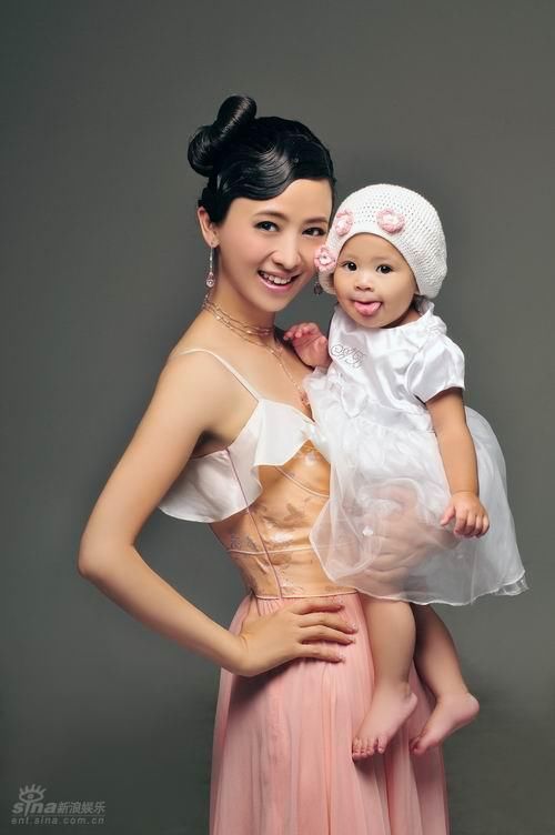 Вэн Хун со своей симпатичной дочкой