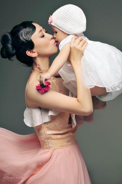 Вэн Хун со своей симпатичной дочкой