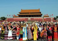 На площади Тяньаньмэнь прошла демонстрация одежды 56 национальностей Китая