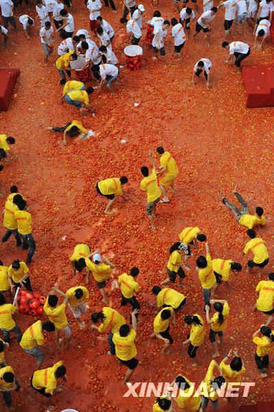 В провинции Гуандун состоялась ?томатная война?, в которой приняли участие 10 тыс. человек 