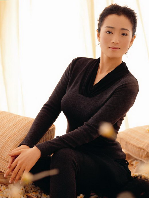 Красавица Гун Ли демонстрирует свою красивую фигуру в рекламе 4