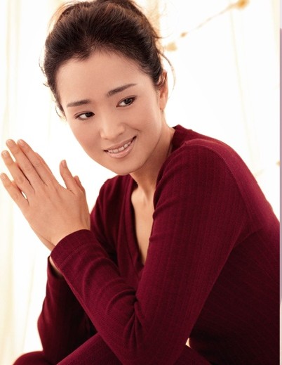 Красавица Гун Ли демонстрирует свою красивую фигуру в рекламе 5