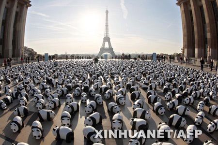 1600 панд из бумаги выставлено на площади в Париже Франции 