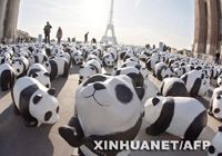 1600 панд из бумаги выставлено на площади в Париже Франции