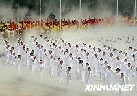 10 тысяч человек выступили с демонстрацией боевого искусства тайцзицюань у подножия гор Уданшань
