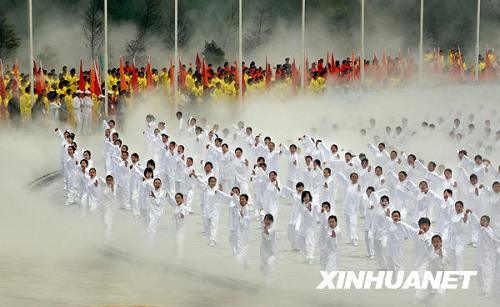 10 тысяч человек выступили с демонстрацией боевого искусства тайцзицюань у подножия гор Уданшань