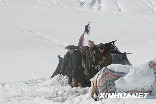 Тибет: 6 человек погибли в результате сильных снегопадов, еще 1700 заблокированы снежными заносами