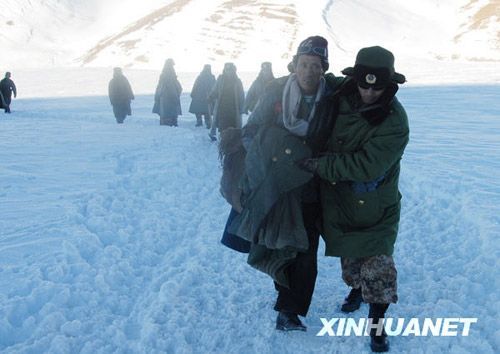 Тибет: 6 человек погибли в результате сильных снегопадов, еще 1700 заблокированы снежными заносами