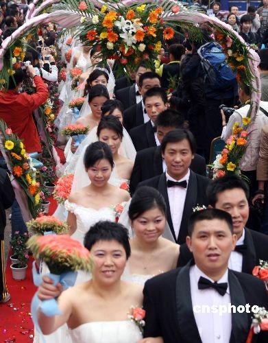 В городе Чунцин организована коллективная свадьба для 30 пар крестьян-эмигрантов 1