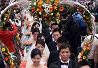 В городе Чунцин организована коллективная свадьба для 30 пар крестьян-эмигрантов