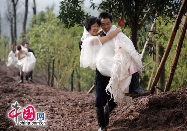В городе Чунцин организована коллективная свадьба для 30 пар крестьян-эмигрантов 5