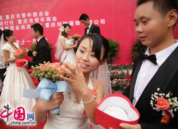 В городе Чунцин организована коллективная свадьба для 30 пар крестьян-эмигрантов 6