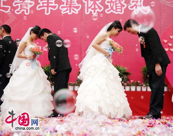 В городе Чунцин организована коллективная свадьба для 30 пар крестьян-эмигрантов 7