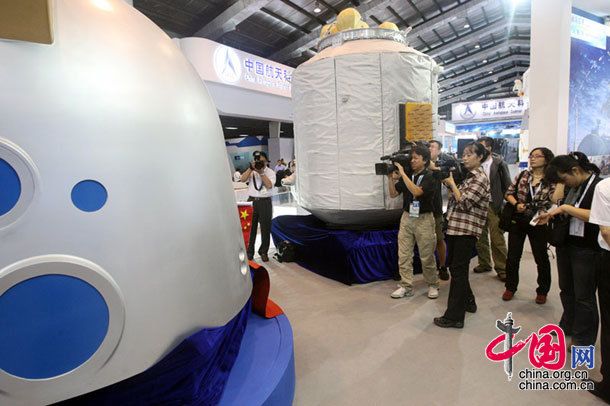 Посетители возле люка возвращаемого модуля космического корабля «Шэньчжоу-7» 