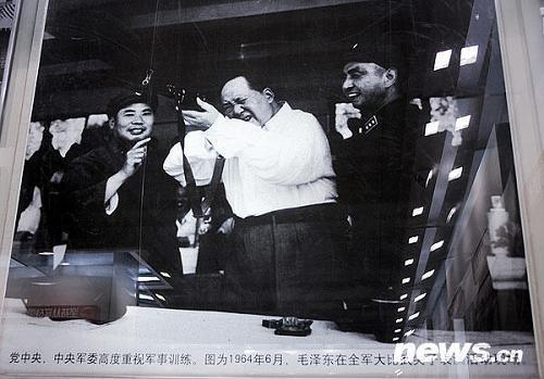 Единственная фотография, на которой Мао Цзэдун держит оружие