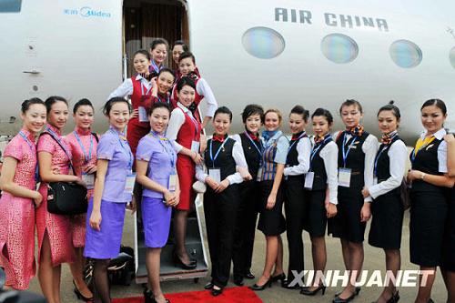 Свыше 30 стюардесс-красавиц обслуживают авиасалон в Чжухае
