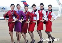 Свыше 30 стюардесс-красавиц обслуживают авиасалон в Чжухае