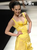 Показ коллекции одежды весенне-летнего сезона 2009 года на Китайской международной неделе моды в Пекине 