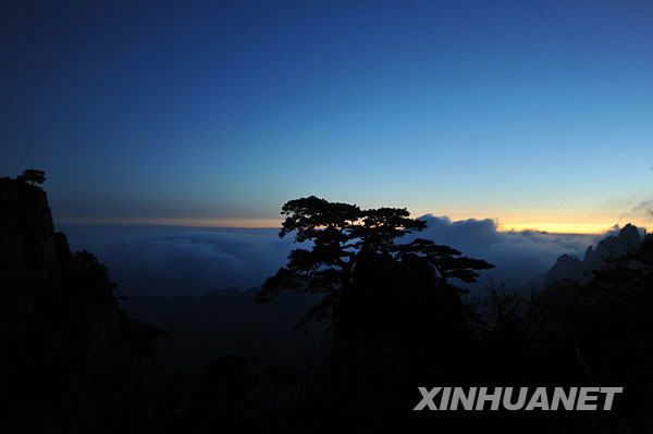 Красивый зимний пейзаж гор Хуаншань 