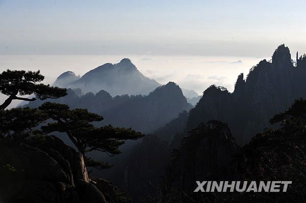 Красивый зимний пейзаж гор Хуаншань 