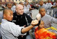 64 американских полицейских познают мастерство ушу в Храме Шаолинь
